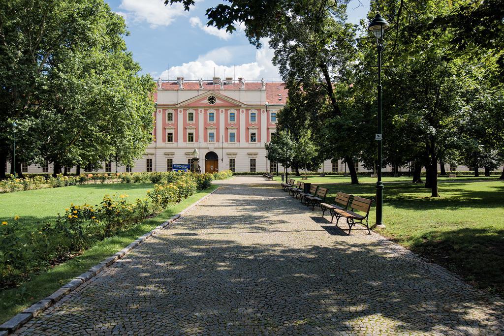Apartment Gesse Brezinova Prague Exterior photo